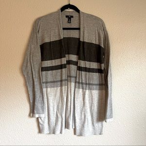 3/$20 🛍️ Gap Striped Gray Cardigan